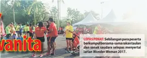  ??  ?? LEPAS PENAT: Sebilangan para peserta berkumpul bersama-sama rakan taulan dan sanak saudara selepas menyertai larian Wonder Woman 2017.