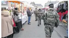  ??  ?? Dix-sept militaires de l’opération Sentinelle, détachés du MontSaint-Michel, ont quadrillé la ville, lourdement armés.