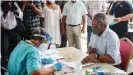  ??  ?? Wavel Ramkalawan (rechts), Präsident der Seychellen, erhielt Anfang Januar seine erste Impfdosis
