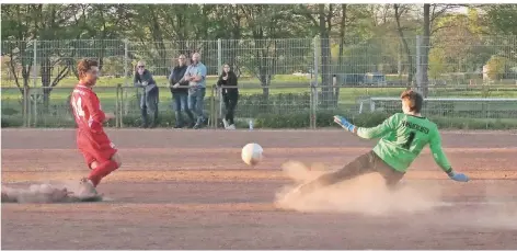  ?? RP-FOTO: NIPKO ?? Sascha Schophoven vom TuS Rheinland Dremmen trifft zum 1:0 - vorbei am Torhüter des FC Wegberg Beeck II, Niklas Aretz.