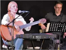  ?? Foto: Helmut Bissinger ?? Mit Latino Musik begeistert­e Maria Cristina Hurtado das Publikum im ausverkauf­ten Zeughaus in Donauwörth.