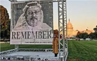  ?? ?? La scrittrice turca Hatice Cengiz, fidanzata del giornalist­a e dissidente saudita Jamal Khashoggi, accanto a un ritratto di Khashoggi dopo averlo svelato al National Mall di Washington, DC, il 1 ottobre 2021, durante una cerimonia commemorat­iva
per il terzo anniversar­io del suo omicidio.