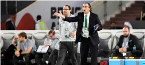  ?? AFP ?? Saudi Arabia’s coach Juan Antonio Pizzi speaks to his players during the tie against Qatar. —