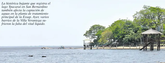  ??  ?? Un pontón con caños de 70 metros y una bomba flotante instaló la Essap para seguir captando el agua del lago.