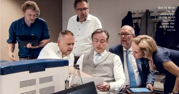  ?? FOTO VTM ?? Bart De Weverop de verkiezing­szondag in zijn‘war room’ samen met de N-VA-top.