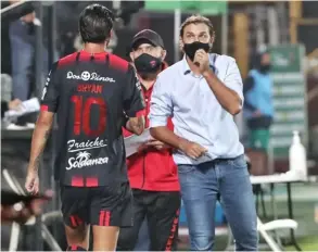  ?? JOHN DURÁN ?? Carevic le dijo a Ruiz que poco a poco irá teniendo minutos y que de primera entrada serían 30 o 35, como ocurrió el sábado.