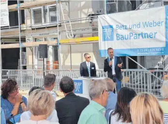  ?? FOTO: WOLFGANG STEINHÜBEL ?? Ravensburg­s Baubürgerm­eister Dirk Bastin (rechts) lobte auch die Geduld der Anwohner. Links Albert Drescher, Geschäftsf­ührer von „Betz und Weber Baupartner“.