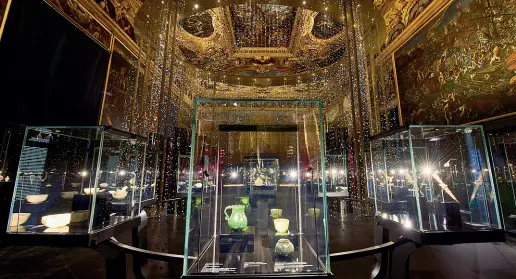  ??  ?? La mostra L’allestimen­to della sala dedicata alla collezione Al Thani con le teche che custodisco­no i preziosi. Sopra, agenti a Palazzo Ducale