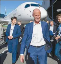  ?? GRAHAM HUGHES LA PRESSE CANADIENNE ?? Le président d’Airbus, Tom Enders, devant un appareil CSeries de Bombardier. L’avionneur québécois a cédé le contrôle de cette gamme d’appareils à l’entreprise française en 2018.