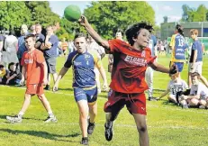  ?? FOTO: NORBERT PRÜMEN ?? Beim D-Jugend-Turnier traf die Turnerscha­ft Grefrath unter anderem auf das Team des TV Lobberich.