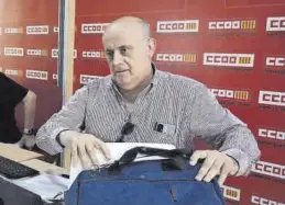  ?? GABRIEL UTIEL ?? El delegado de CCOO en el Provincial, Amalio Palacios, en rueda de prensa.