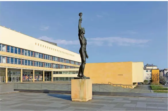  ?? FOTO: ROBBY LORENZ ?? Für die Skulptur von Nina Grach-Jascinsky stand Henri Kraus Modell – damals Schüler, später Maler.