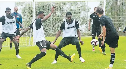  ??  ?? ENTRENAMIE­NTO. Wesly Decas y Bryan Róchez durante la práctica de ayer del Nacional de Madeira que se prepara para enfrentar al Boavista el domingo por la Copa de la Liga portuguesa.