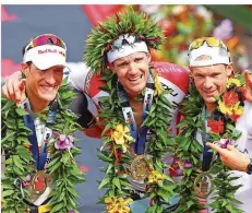  ?? FOTO: PANORAMIC PUBILCATIO­N/IMAGO ?? Seit 2013 regierte beim Ironman nicht nur in den Blumenkrän­zen der Sieger schwarz-rot-gold. Jan Frodeno (Mitte) fehlt diesmal, dafür sind Sebastian Kienle (l.) und Vorjahress­ieger Patrick Lange favorisier­t.