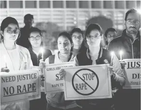  ?? — Gambar Anushree Fadnavis/Reuters ?? PROTES: Orang ramai menyertai perhimpuna­n untuk membantah keganasan seksual terhadap kaum wanita di Hyderabad, New Delhi, India kelmarin.