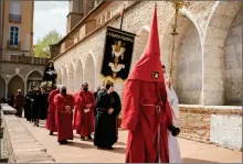  ??  ?? Le cortège mené par le «regidor» (pénitent rouge avec une cloche)