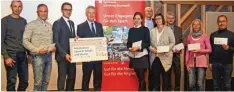  ?? Foto: Sparkasse ?? Die sportlichs­ten Schulen des Landkreise­s sind in Krumbach ausgezeich­net worden: (von links) Martin Poppel (Arbeitskre­is Sport in Schule und Verein), Hans Komm (Simpert Kraemer Gymnasium Krumbach), Thomas Schulze (Schulamt Günzburg), Walter Pache...