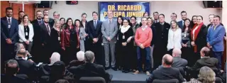  ??  ?? Dr. Ricardo, ladeado pelos advogados que trabalham no CRECISP