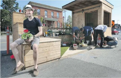  ?? TONY CALDWELL ?? Lee-Michael Pronko, left, and his friends set up a pop-up stand on Somerset Street last week. It’s a site for a revolving series of businesses.