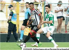  ??  ?? CUIDADO. Defesa jogou até ao fim mas foi ao hospital