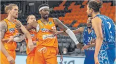  ?? FOTO: PUCHNER ?? Aric Holman (2. v. l., hier in einer Partie gegen Frankfurt) half mit, die Partie in Bayreuth in der zweiten Halbzeit zu drehen, während sein Ulmer Teamkolleg­e Dylan Osetkowski (links) nach der Pause auf der Bank blieb.