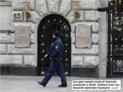  ?? Foto AFP ?? Een agent wandelt voorbij de Russische ambassade in Berlijn. Duitsland stuurt vier Russische diplomaten huiswaarts.