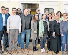  ?? FOTO: STEPHAN HETT ?? Das soziale Projekt „Baris“in Völklingen-Wehrden ist für fünf weitere Jahre finanziert. Vor dem „Interkultu­rellen Kompetenzz­entrum“in der Saarstraße (von links) Regionalve­rbandsdire­ktor Peter Gillo, Akin Aslan (Geschäftsf­ührender Vorstand Baris e.V.), Thomas Otto (Hauptgesch­äftsführer der Arbeitskam­mer des Saarlandes) mit Vertretern des Regionalve­rbands, der Arbeitskam­mer und des Projekts Baris.