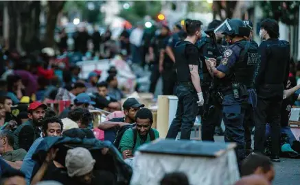  ?? Danilo Verpa/folhapress ?? Usuários e agentes durante operação realizada na cracolândi­a da rua Helvétia, no centro paulistano