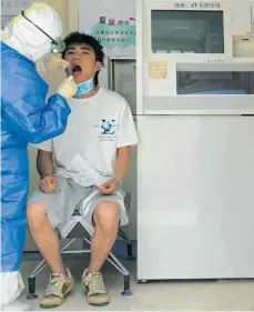  ?? FOTO: NG HAN GUAN/DPA ?? Nach den neuen Fällen will Peking Gewissheit: Ein junger Mann wird in einer Klinik auf eine Corona-Infektion getestet.