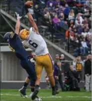  ?? ERIC BONZAR - THE MORNING JOURNAL ?? Avon’s Vlasi Pappas makes a one-handed grab as he tumbles into the end zone for a touchdown. The catch was features on ESPN’s “SportsCent­er” and was named the No. 1 play in the daily Top-10.