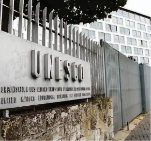  ?? Jacques Demarthon/AFP ?? Fachada da sede da Unesco em Paris; os Estados Unidos vão ficar na entidade até o dia 31 de dezembro, os mesmos passos seguidos horas depois por Israel