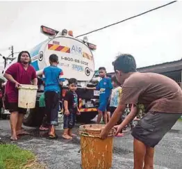  ??  ?? Masalah bekalan air terputus menjejaska­n kehidupan rakyat.