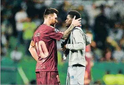  ?? OCTAVIO PASSOS / GETTY ?? Messi coge afectuosam­ente al joven aficionado que invadió el campo para saludarlo