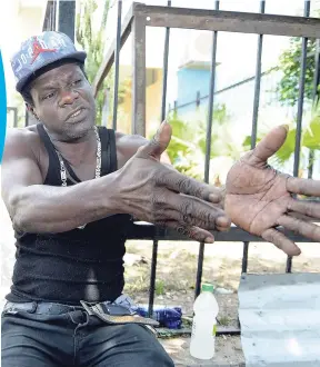  ?? HEMANS/PHOTOGRAPH­ER KENYON ?? Grieving father James Anderson, who lost his son Shawn’d Ferguson on Friday night.