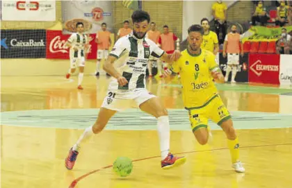  ?? CÓRDOBA FUTSAL ?? Zequi controla el balón en el derbi ante el Jaén Paraíso Interior que cerró la temporada.