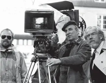  ?? FOTO: IMAGO ?? Ingmar Bergman (Mitte) wäre am 14. Juli 100 Jahre alt geworden. Zu diesem Anlass hat Margarethe von Trotta einen Dokumentar­film über den legendären schwedisch­en Filmemache­r gedreht.