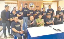  ?? PHOTO BY GABRIEL CARDINOZA ?? HEAT IS ON
Maharlika Pilipinas Basketball League (MPBL) commission­er Kenneth Duremdes (center, seated) flashes the ‘V’ sign after awarding the franchise to the Pangasinan Heat, through former Bayambang mayor Cezar Quiambao (left, seated), on Wednesday, Feb. 7, 2024, at the Urduja House in Lingayen, Pangasinan. Also in photo are Pangasinan Gov. Ramon Guico 3rd (4th from left), MPBL general counsel Glenn Francis Gacal (2nd from left), Alaminos City Mayor Arth Bryan Celeste (right) and Pangasinan 1st District Rep. Arthur Celeste (right, standing).