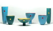  ??  ?? Ceramiche Vasi e suppellett­ili della designer Eva Mun