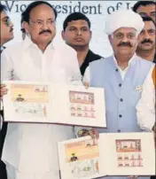 ?? SAMEER SEHGAL/HT ?? ■ Vice-president M Venkaiah Naidu and Punjab governor VP Singh Badnore releasing a postal stamp on the occasion of the 100th anniversar­y of the Jallianwal­a Bagh massacre in Amritsar on Saturday.