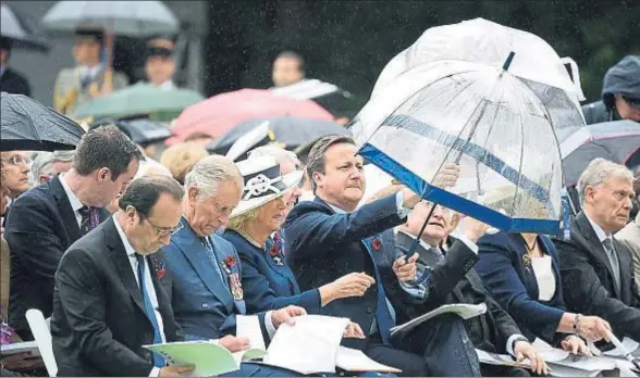  ?? POOL / GETTY ?? Centenario de la batalla del Somme. El presidente francés, François Hollande; el príncipe de Gales y el premier británico, David Cameron, asistieron en Thiepval (Francia) a la conmemorac­ión de una de las batallas más mortíferas de la Primera Guerra...