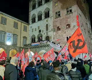  ??  ?? I manifestan­ti in piazza del Comune, dove non sarebbero dovuti arrivare secondo le disposizio­ni