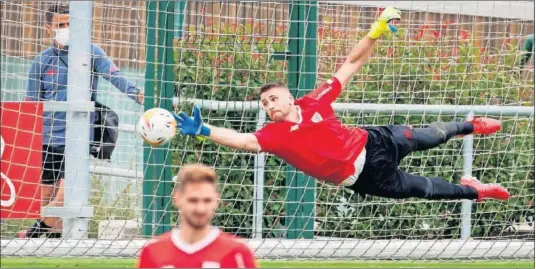  ??  ?? Unai Simón se estira para detener el balón durante un entrenamie­nto del Athletic.