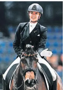  ?? FOTO: DPA ?? Mutter und Leistungss­portlerin: Jessica von Bredow-Werndl auf Ferdinand beim Turnier in Stuttgart.