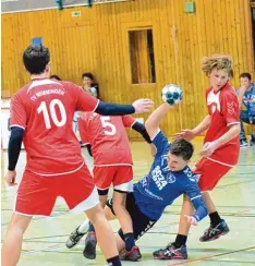  ?? Foto: Uwe Schmidt ?? Nico Schmidt (in blau) spielte in der abgelaufen­en Saison bereits in der Bayernliga. Jetzt will er den Erfolg mit der neuen B Jugend wiederhole­n.