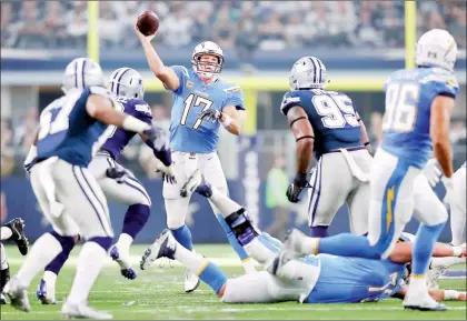  ?? Foto Afp ?? El mariscal Philip Rivers (17), de Los Angeles, lanzó pases para tres anotacione­s ante los Vaqueros de Dallas