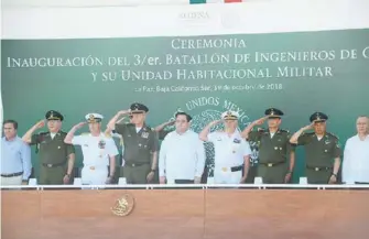  ??  ?? Salvador Cienfuegos, de Sedena; Vidal Francisco Soberón, de Semar, y el gobernador Carlos Mendoza Davis, presidiero­n el acto inaugural.