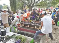  ?? DAVID DEOLARTE / LA PRENSA ?? La familia de la joven de 27 años exigió justicia