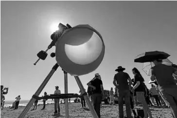  ?? FOTO: JOSÉ LUIS RODRÍGUEZ ?? La Sociedad Astronómic­a Mazatleca se encuentra lista para el eclipse.
