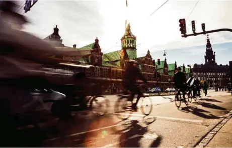  ?? (LEO PATRIZI/GETTY IMAGES) ?? Deux tiers de la population enfourche chaque jour sa bicyclette pour arpenter les 375 kilomètres de pistes cyclables du réseau urbain.