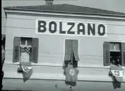  ??  ?? Istantanee La stazione di Bolzano addobbata per il passaggio del Führer